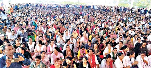 संविदा कर्मचारी बेमुद्दत हड़ताल पर बैठे