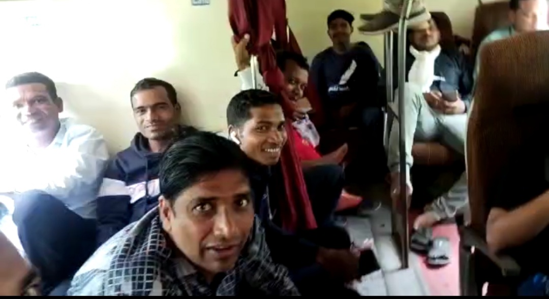 जिले के सर्व विभागीय संविदा कर्मचारी  संघ धरना के लिए रायपुर रवाना