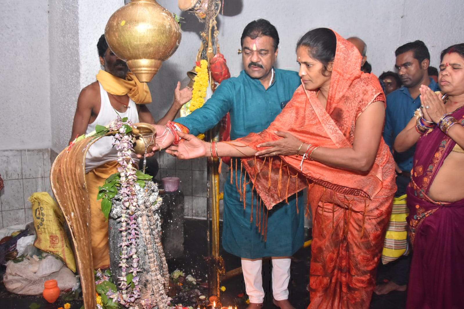 सावन के पहले सोमवार को विधायक ने देवड़ा मंदिर में की पूजा-अर्चना सावन के पहले सोमवार को विधायक ने देवड़ा मंदिर में की पूजा-अर्चना