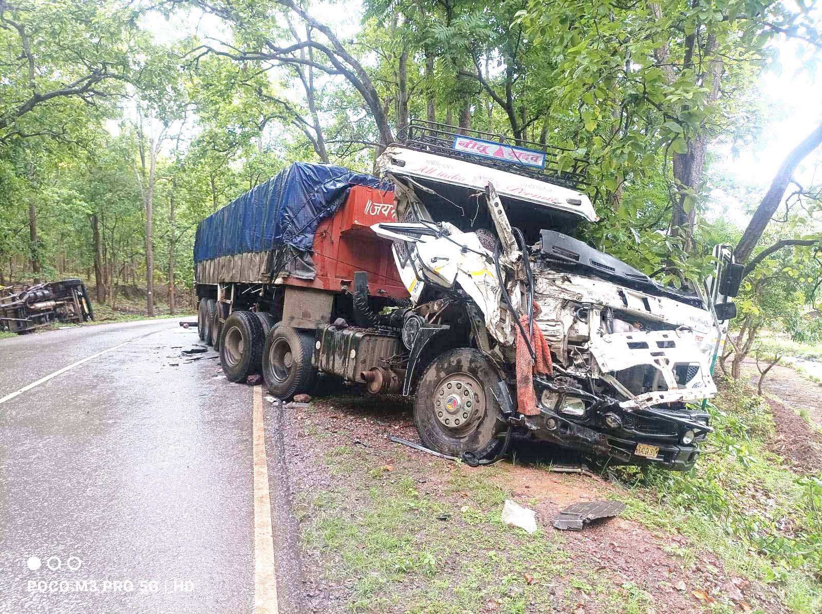 अकलघरिया में ट्रकों की टक्कर, चिल्फी घाटी में ट्रक खाई में, 3 घायल अकलघरिया में ट्रकों की टक्कर, चिल्फी घाटी में ट्रक खाई में, 3 घायल