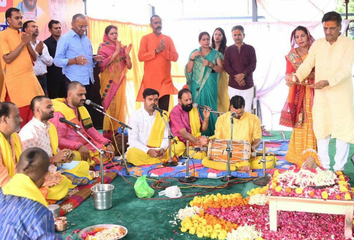 पहला सावन सोमवार, विधायक संग सैकड़ों ने किया रूद्राभिषेक