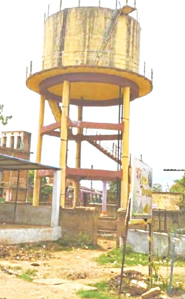 टंकी के बनने के 7 माह बाद भी ग्रामीणों को पानी  नसीब नहीं और अधिकारी को समस्या का पता नहीं