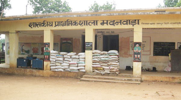 स्कूल को बनाया था मोर्चा स्कूल को बनाया था मोर्चा