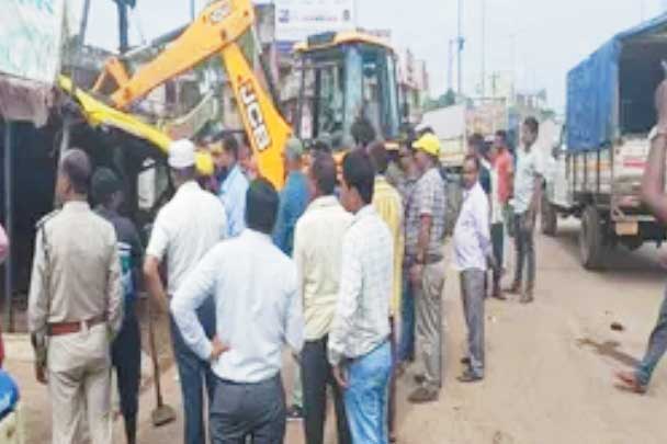 व्यस्तम चौराहे से अवैध कब्जा हटाया