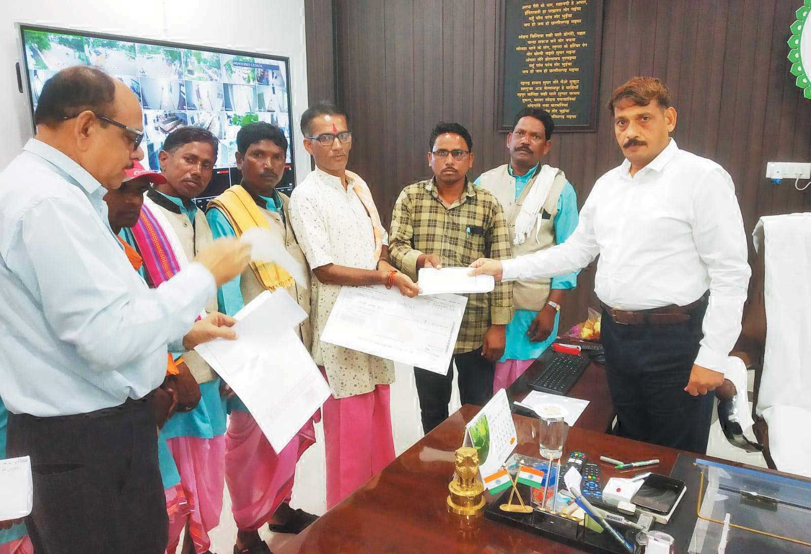 रामायण मंडली विजेता मारूटोला खुर्द को पुरस्कार राशि देकर किया सम्मानित