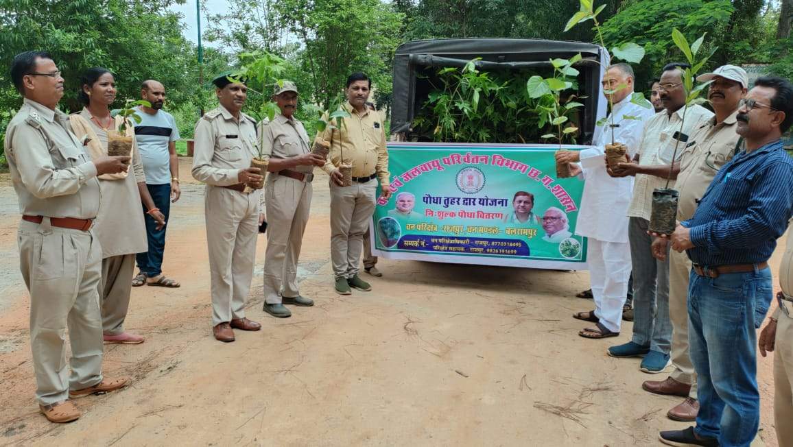 हरीतिमा में पौधा वितरण 