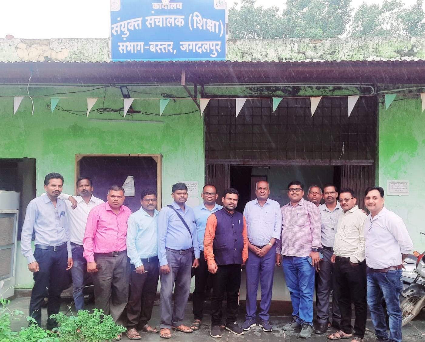 व्याख्याता पदोन्नति की वरिष्ठता सूची समेत अन्य  मांगों को लेकर डीईओ को सौंपा ज्ञापन