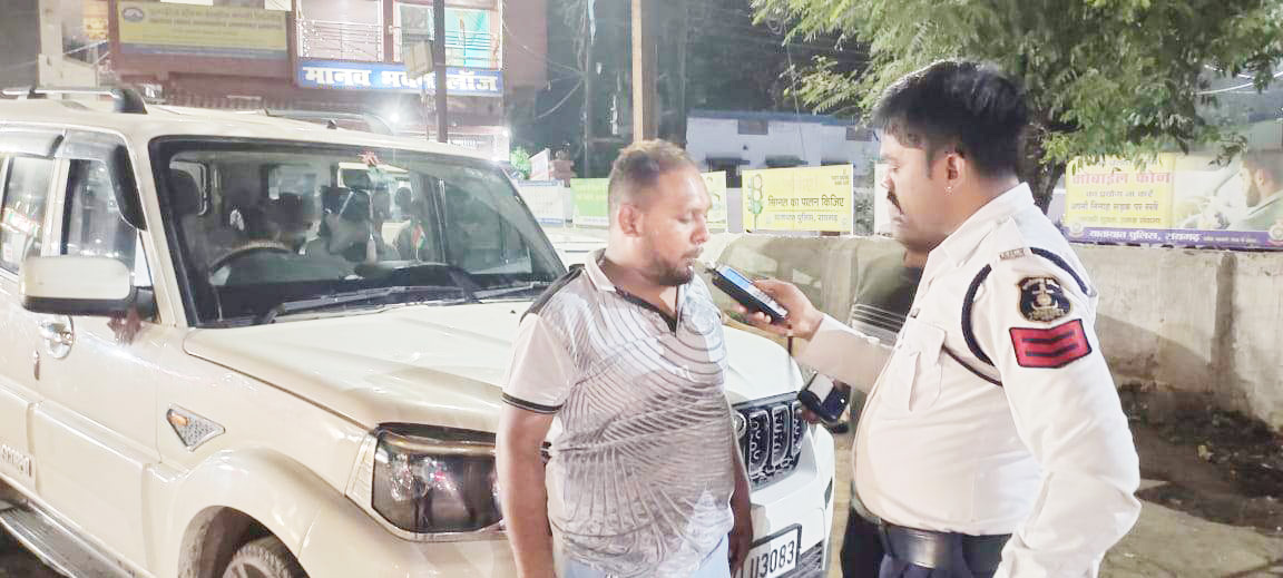 शराबी स्कार्पियो चालक पर कोर्ट ने ठोका 10 हजार का जुर्माना शराबी स्कार्पियो चालक पर कोर्ट ने ठोका 10 हजार का जुर्माना