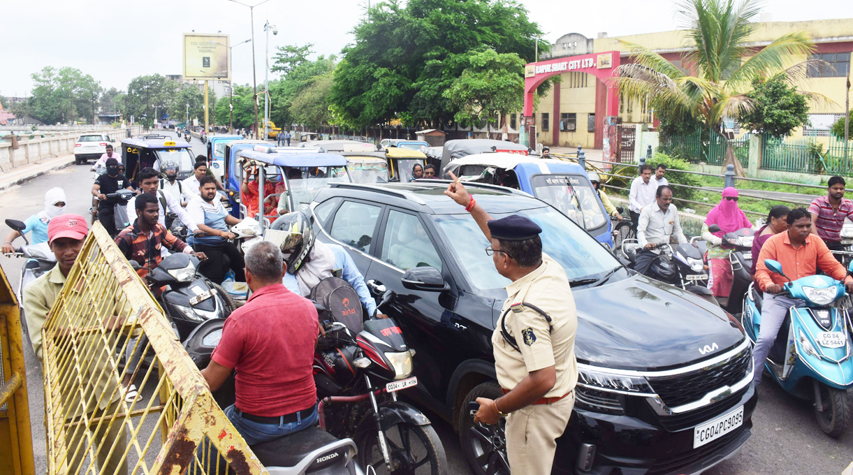 फिर सडक़ खोदी...