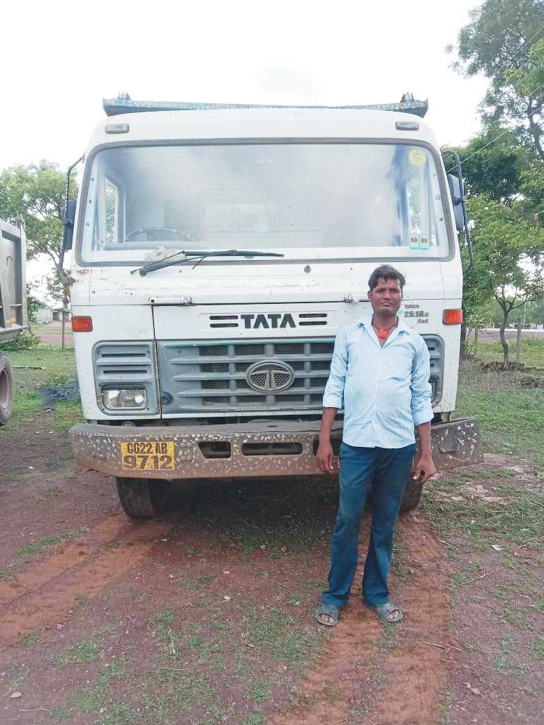 चूना पत्थर का अवैध परिवहन, 10 हाइवा सहित 12 गाडिय़ां जब्त