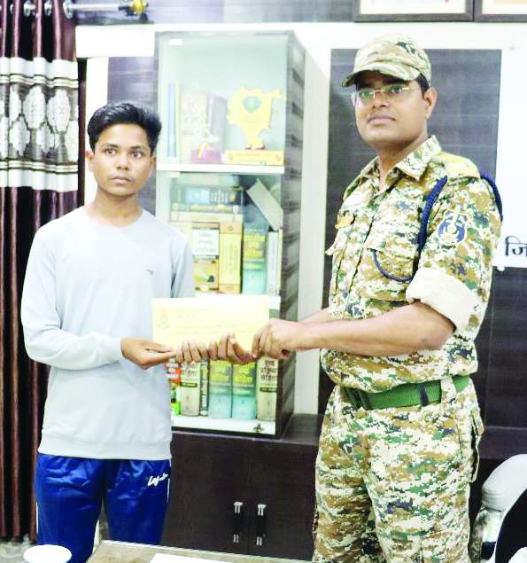 2 लाख के ईनामी नक्सली का समर्पण 2 लाख के ईनामी नक्सली का समर्पण