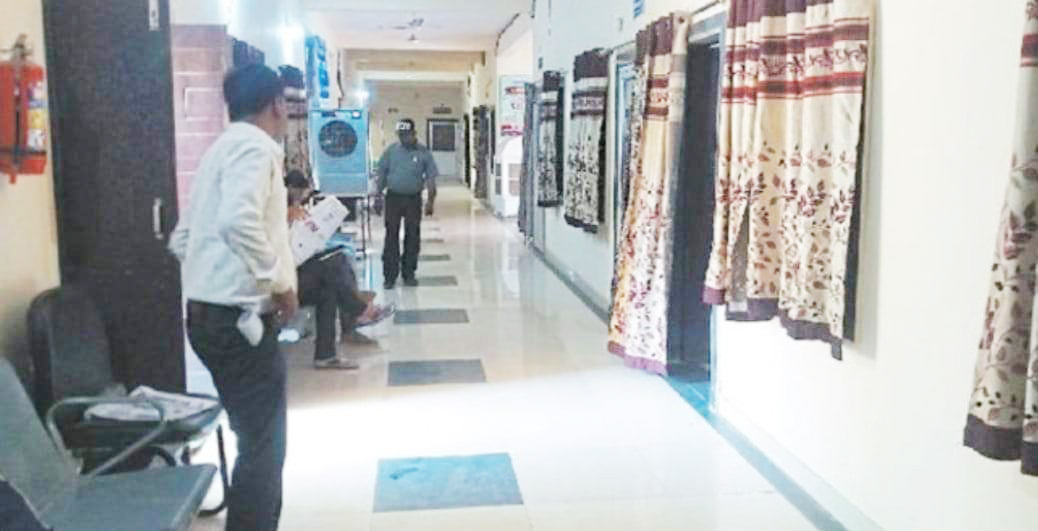 काम पर नहीं लौटे संविदा कर्मचारी, स्वास्थ्य विभाग में हो रही दिक्कत