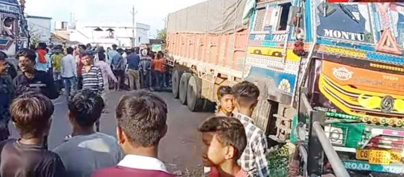 बेकाबू ट्रक की चपेट में छात्रा समेत बुजुर्ग घायल, ग्रामीणों ने किया रास्ता जाम