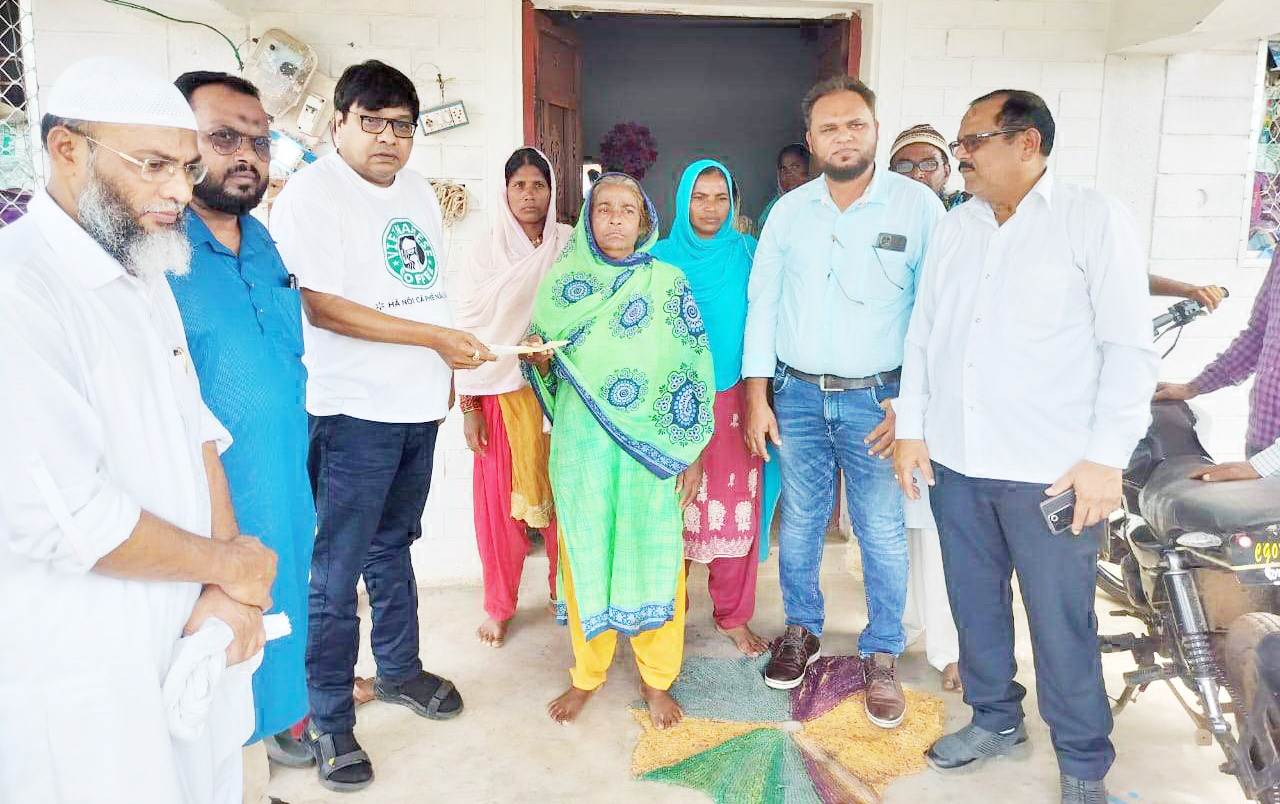 छत्तीसगढ़ मुस्लिम समाज ने बिरनपुर मृतकों के आश्रितों को दिए चेक  