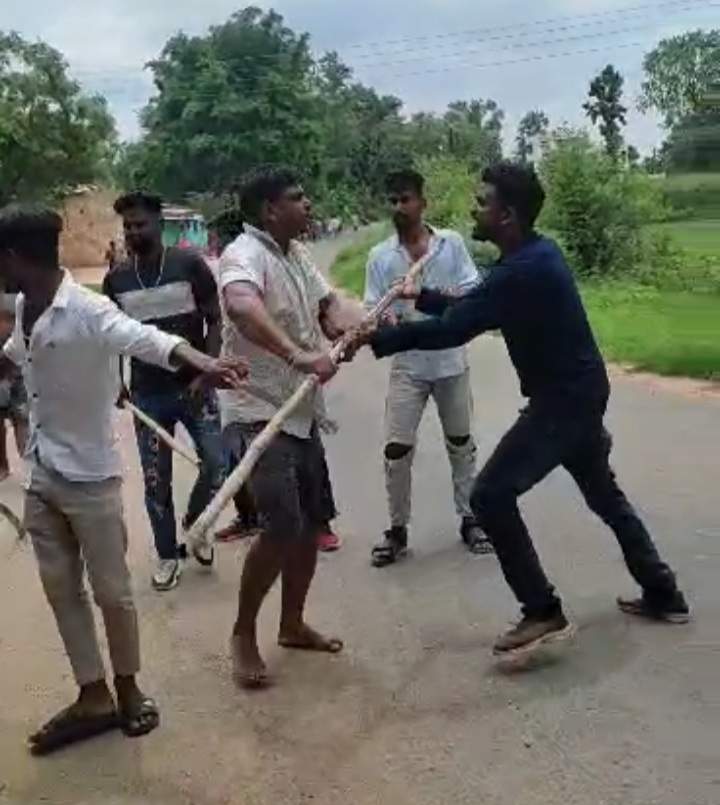 जमीन विवाद को लेकर चले लाठी-डंडे,  दर्जन भर घायल