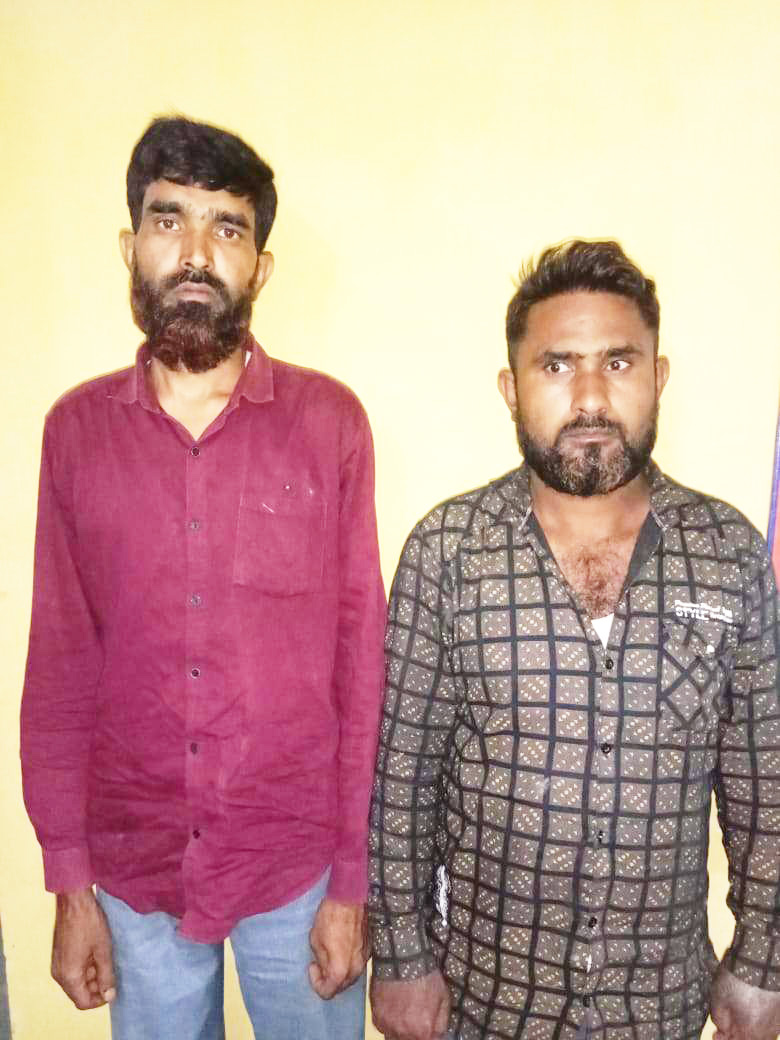 लाखों के हीरे संग 2 गिरफ्तार लाखों के हीरे संग 2 गिरफ्तार