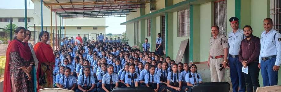 यातायात पुलिस ने छात्र-छात्राओं को सांकेतिक चिन्हों की जानकारी देकर किया जागरूक 