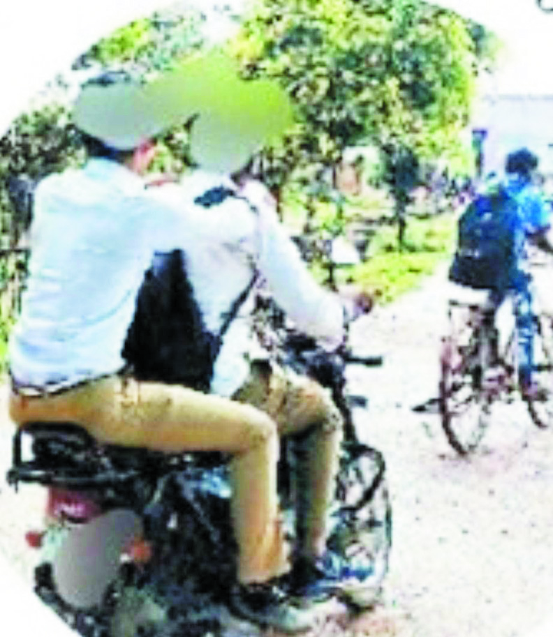 सडक़ों पर बेखौफ बाइक दौड़ा रहे नाबालिग 