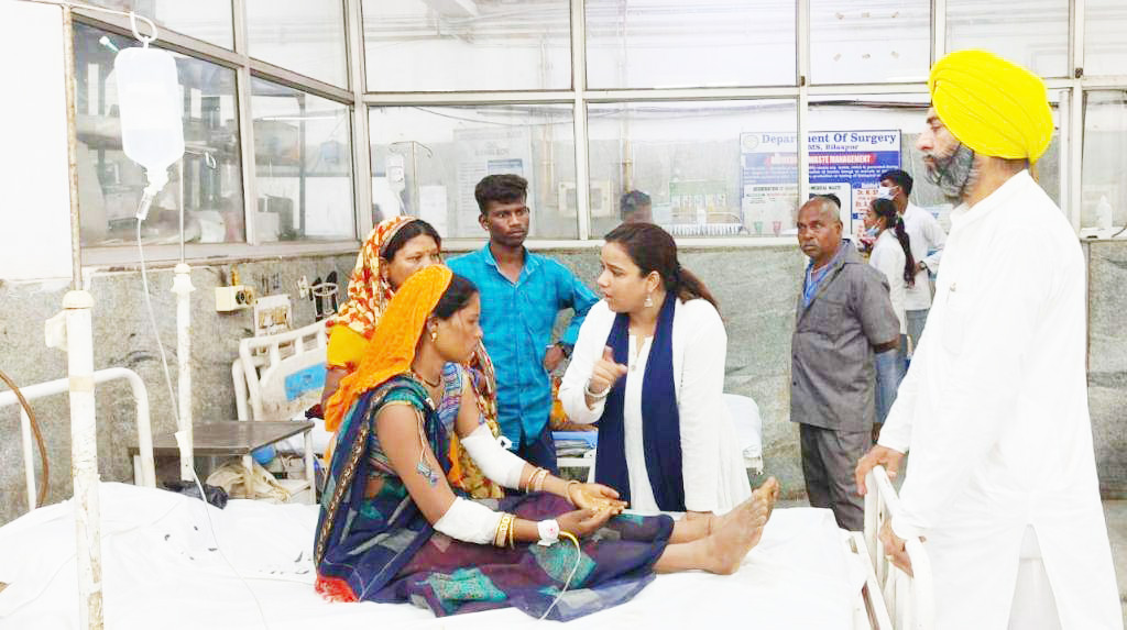 मजदूरों से भरी ट्रैक्टर-ट्रॉली पलटी, गर्भवती की मौत,  दो दर्जन मजदूर घायल