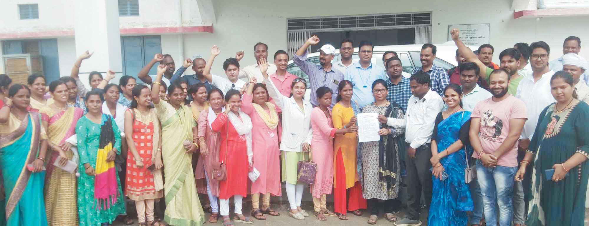 ढाई सौ संविदा कर्मचारियों ने दिया सामूहिक इस्तीफा