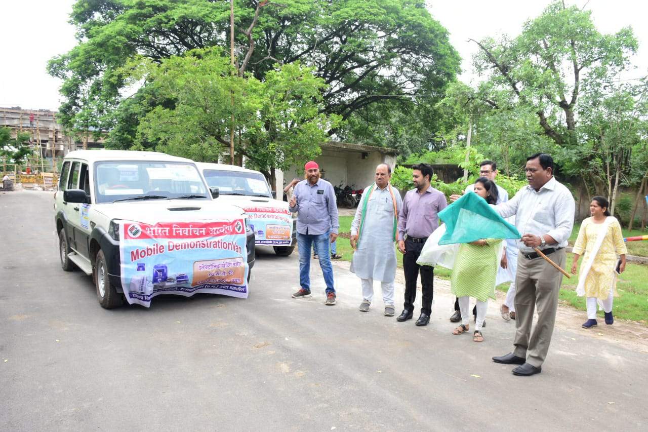 कलेक्टर ने मोबाईल डेमोन्सट्रेशन वैन को हरी झंडी दिखा किया रवाना कलेक्टर ने मोबाईल डेमोन्सट्रेशन वैन को हरी झंडी दिखा किया रवाना