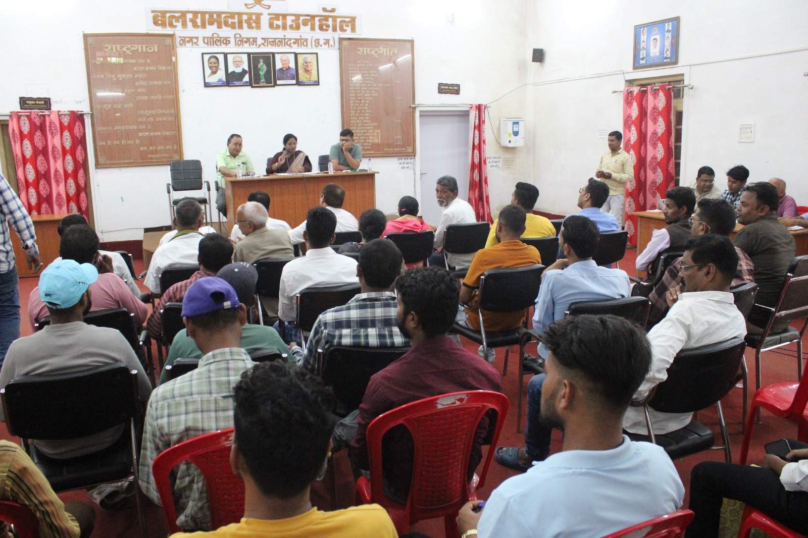 महापौर ने पदाधिकारियों की ली बैठक महापौर ने पदाधिकारियों की ली बैठक