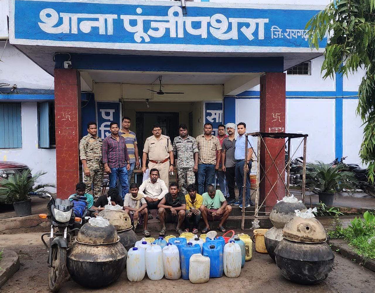327 लीटर महुआ शराब के साथ 9 गिरफ्तार 327 लीटर महुआ शराब के साथ 9 गिरफ्तार