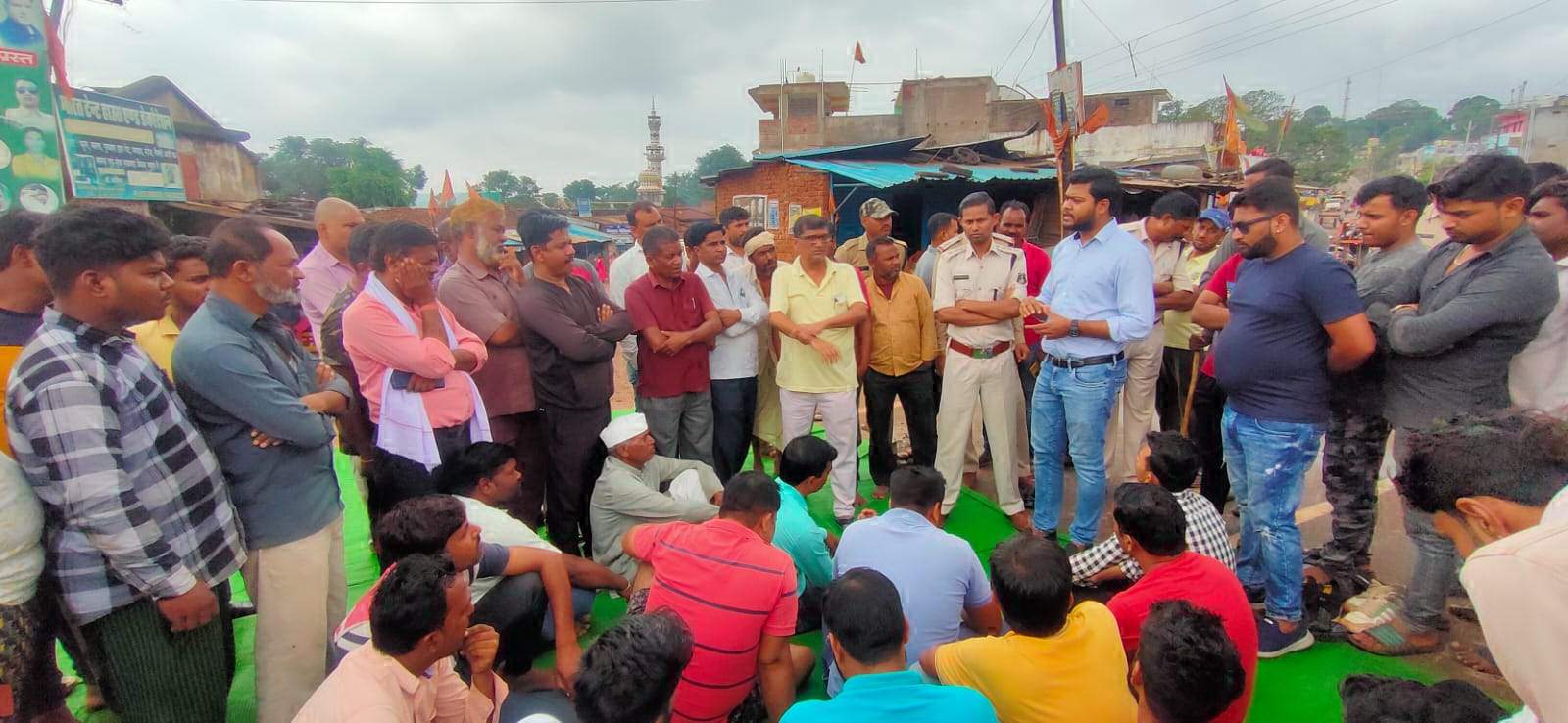 मांगों को ले लोगों का चक्काजाम, आश्वासन पर माने