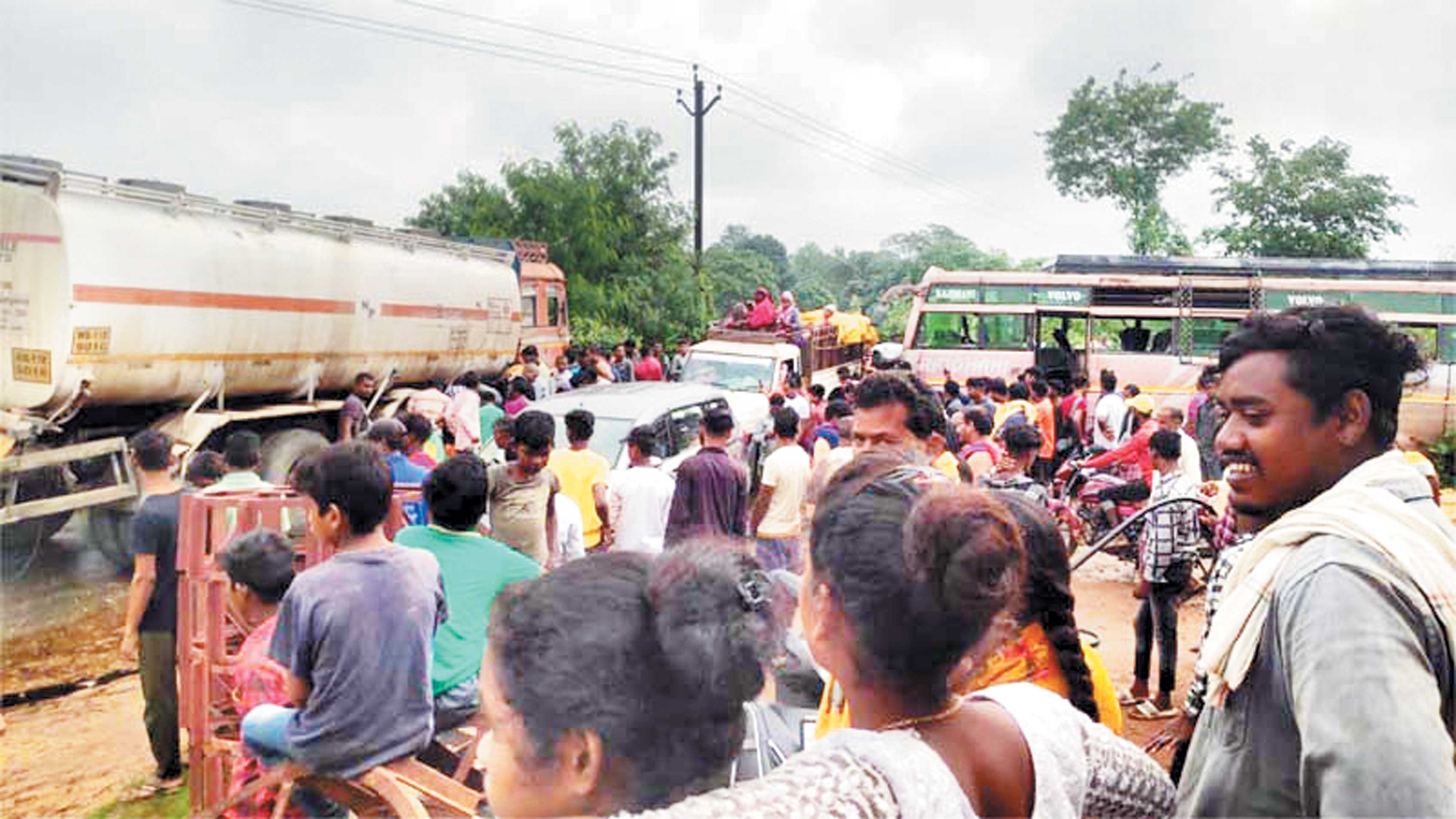 यात्री बस व डीजल टैंकर में टक्कर, चालक समेत कई जख्मी, डीजल लूटने मची होड़ यात्री बस व डीजल टैंकर में टक्कर, चालक समेत कई जख्मी, डीजल लूटने मची होड़