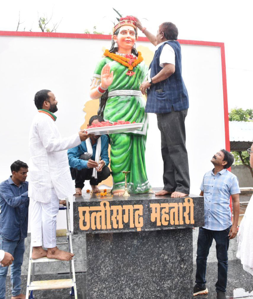 विधायक ने किया छत्तीसगढ़ महतारी की प्रतिमा का अनावरण विधायक ने किया छत्तीसगढ़ महतारी की प्रतिमा का अनावरण