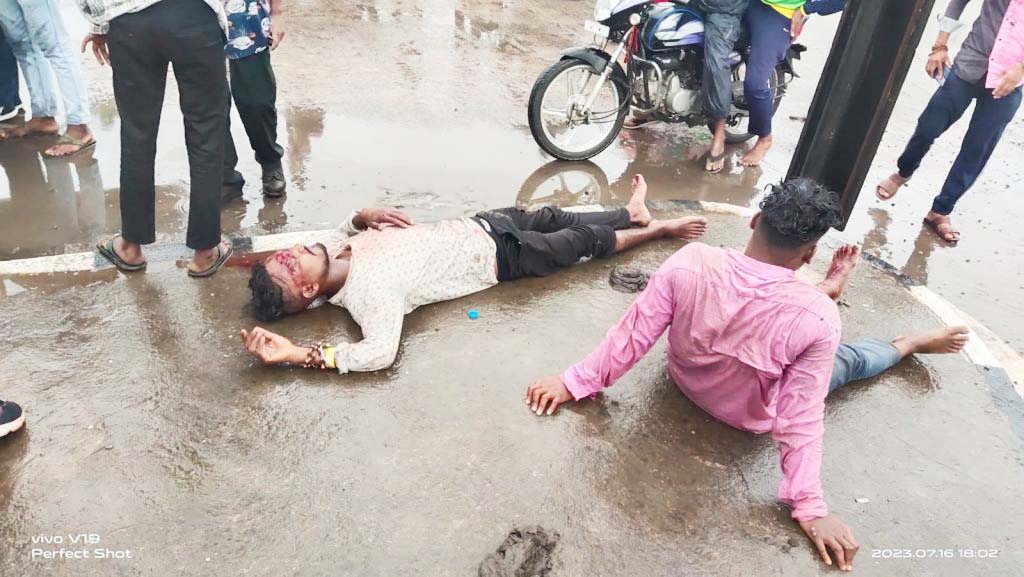 कार-बाइक भिड़ंत, दो घायल कार-बाइक भिड़ंत, दो घायल