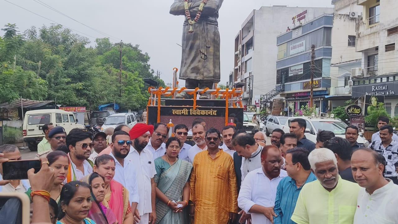 विवेकानंद प्रतिमा का प्रभारी मंत्री ने किया लोकार्पण