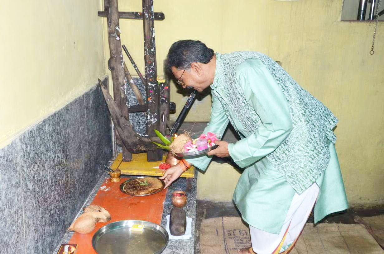 विस अध्यक्ष ने की कृषि उपकरणों की पूजा-अर्चना, किसानों की खुशहाली की कामना 