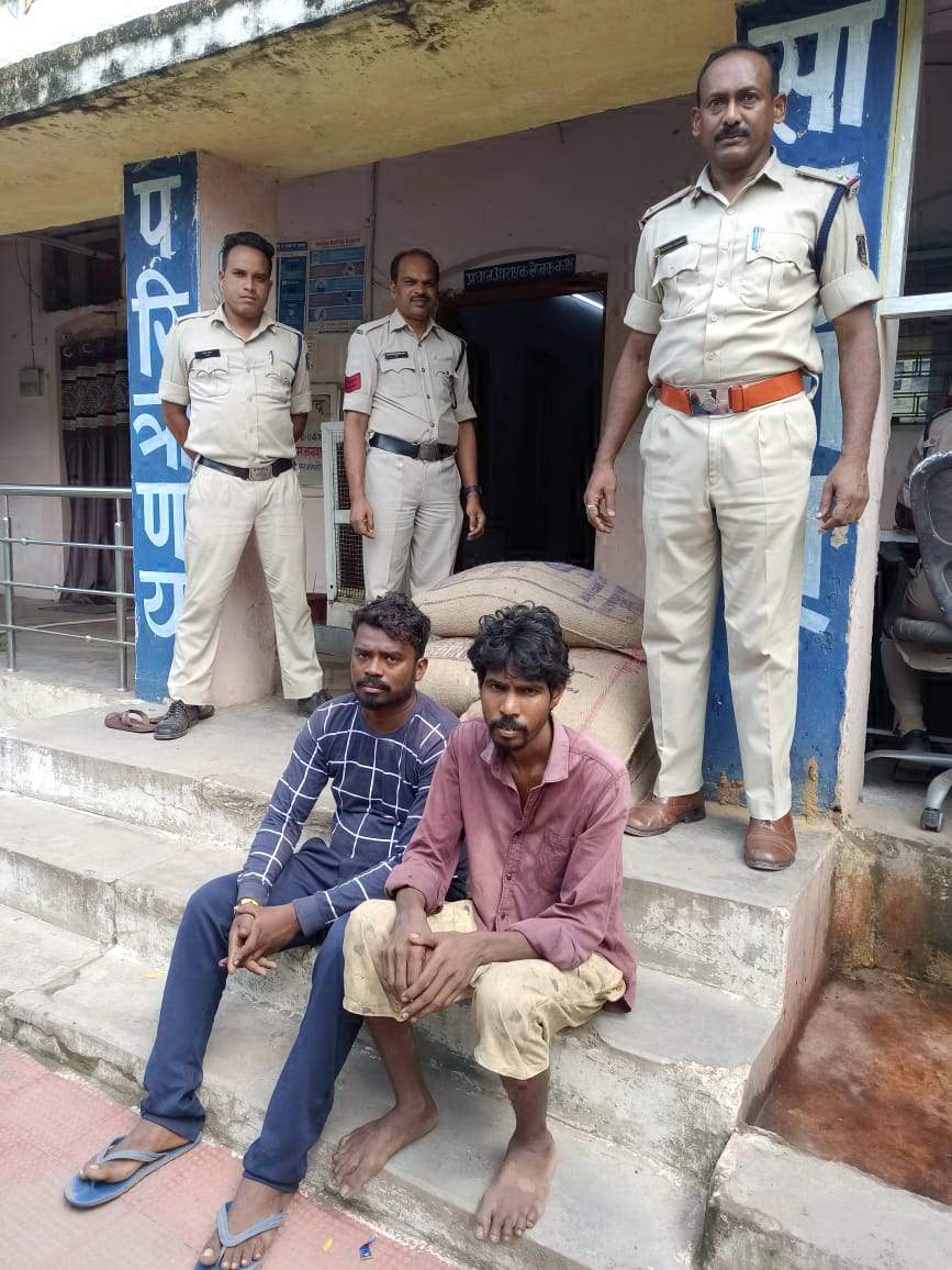 राशन दुकान से चावल की बोरियां चुराने वाले नाबालिग सहित 3 बंदी