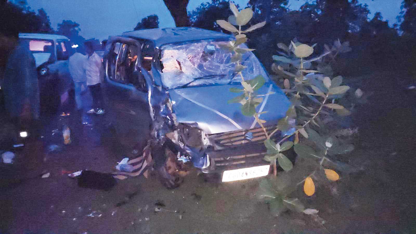 तेज रफ्तार गाड़ी ने बाइक को मारी ठोकर, 2 मौतें, 5 घायल तेज रफ्तार गाड़ी ने बाइक को मारी ठोकर, 2 मौतें, 5 घायल