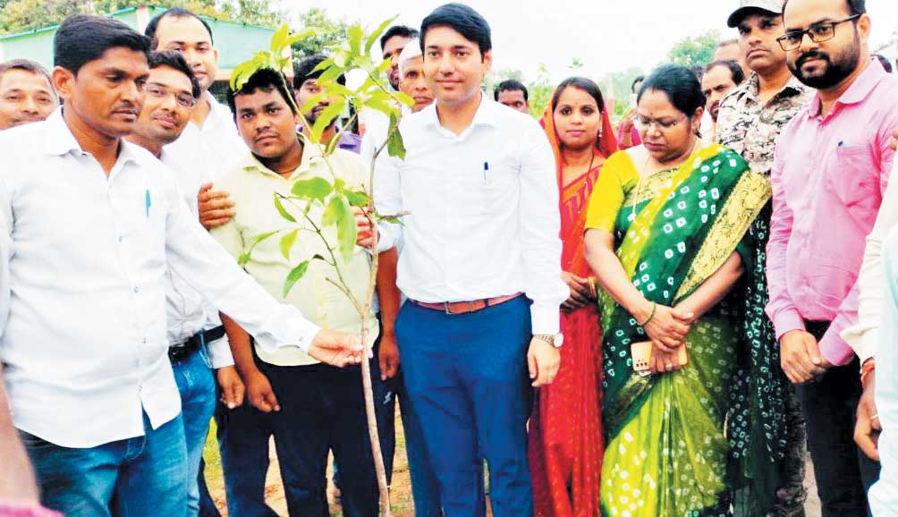 हरेली पर खुटेरी के चारागाह में 3 हजार पौधों का रोपण