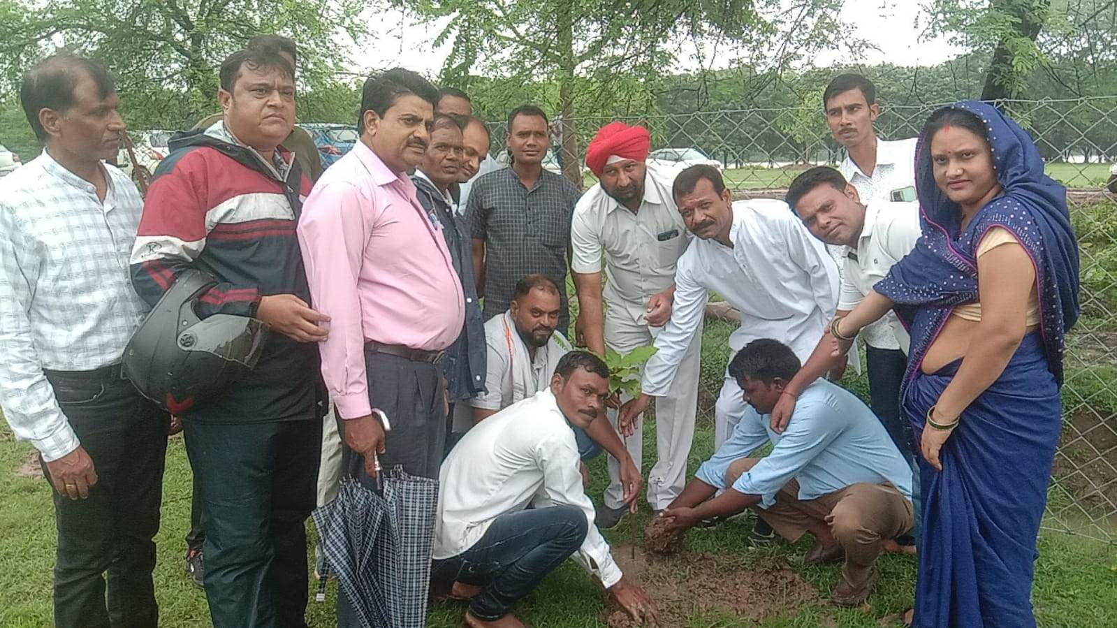 धामनसरा में औषधियुक्त पौधरोपण