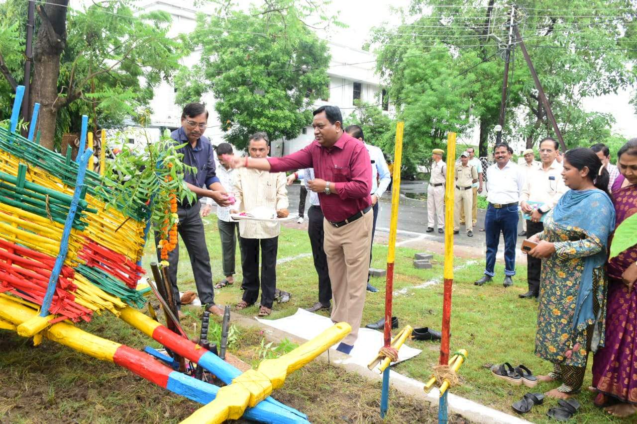 कलेक्टोरेट में कृषि यंत्रों की पूजा-अर्चना कलेक्टोरेट में कृषि यंत्रों की पूजा-अर्चना