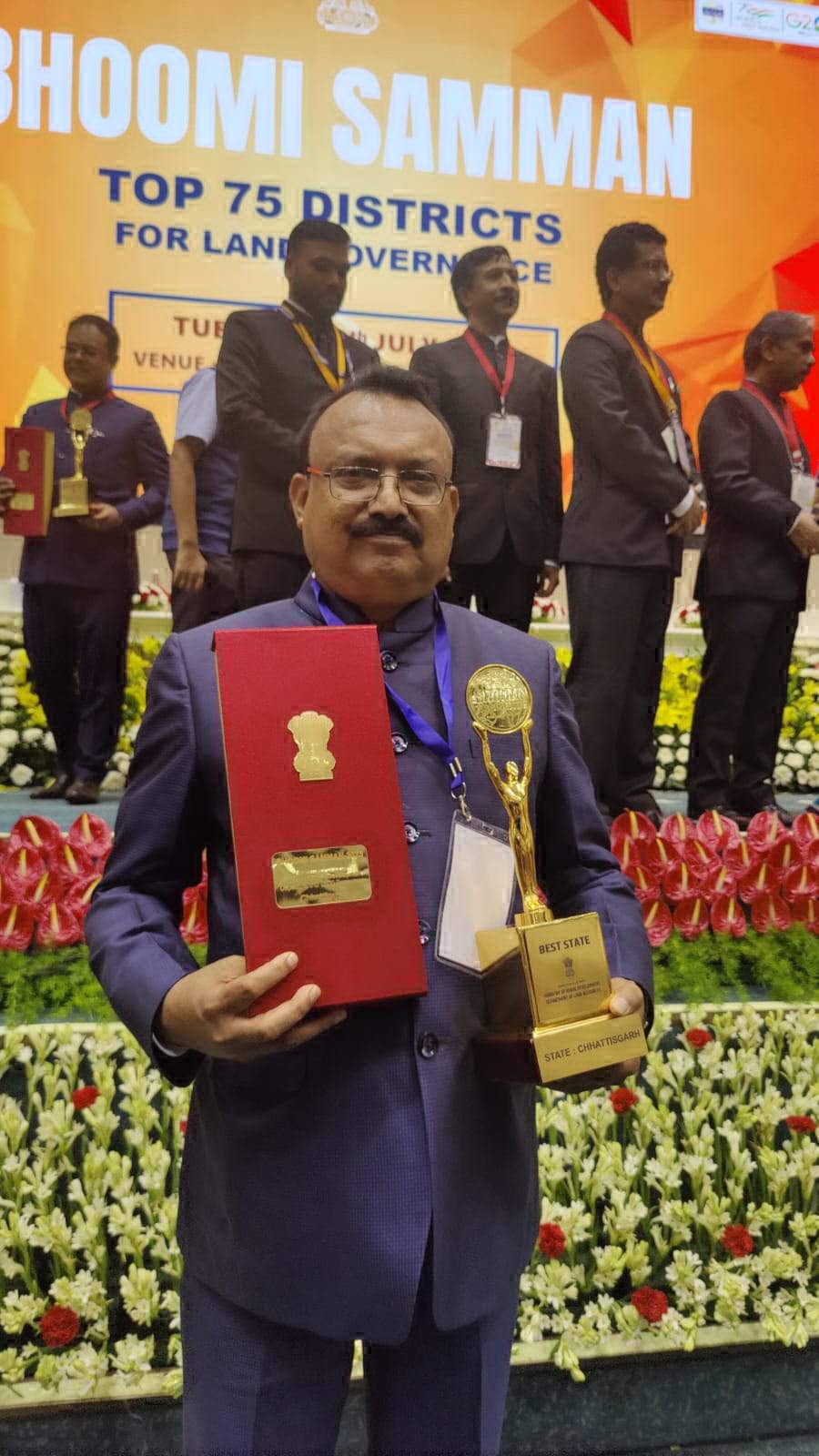 भूमि अभिलेखों के संपूर्ण डिजिटाईजेशन एवं प्रबंधन के लिए राष्ट्रपति के हाथों कोंडागांव जिला सम्मानित भूमि अभिलेखों के संपूर्ण डिजिटाईजेशन एवं प्रबंधन के लिए राष्ट्रपति के हाथों कोंडागांव जिला सम्मानित
