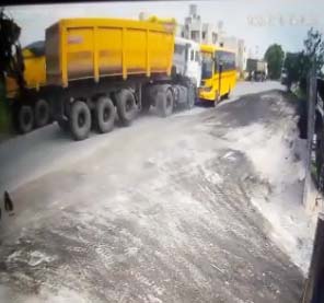 ट्रेलर-स्कूल बस के बीच टक्कर, सीसीटीवी फुटेज  में ट्रेलर चालक की लापरवाही आई सामने