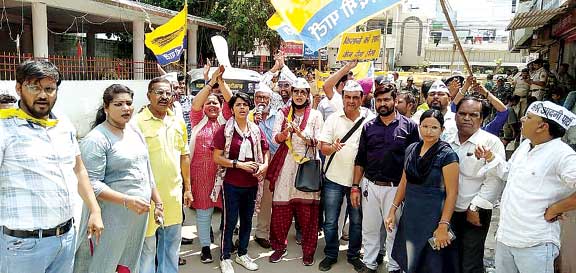 कृषि मंत्री का बंगला घेरने निकले आप कार्यकर्ताओं, और पुलिस के बीच झूमा झटकी