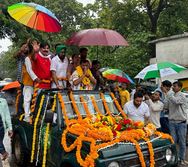 कांग्रेसियों ने नए प्रदेशाध्यक्ष दीपक बैज का बरसते पानी में किया भव्य स्वागत