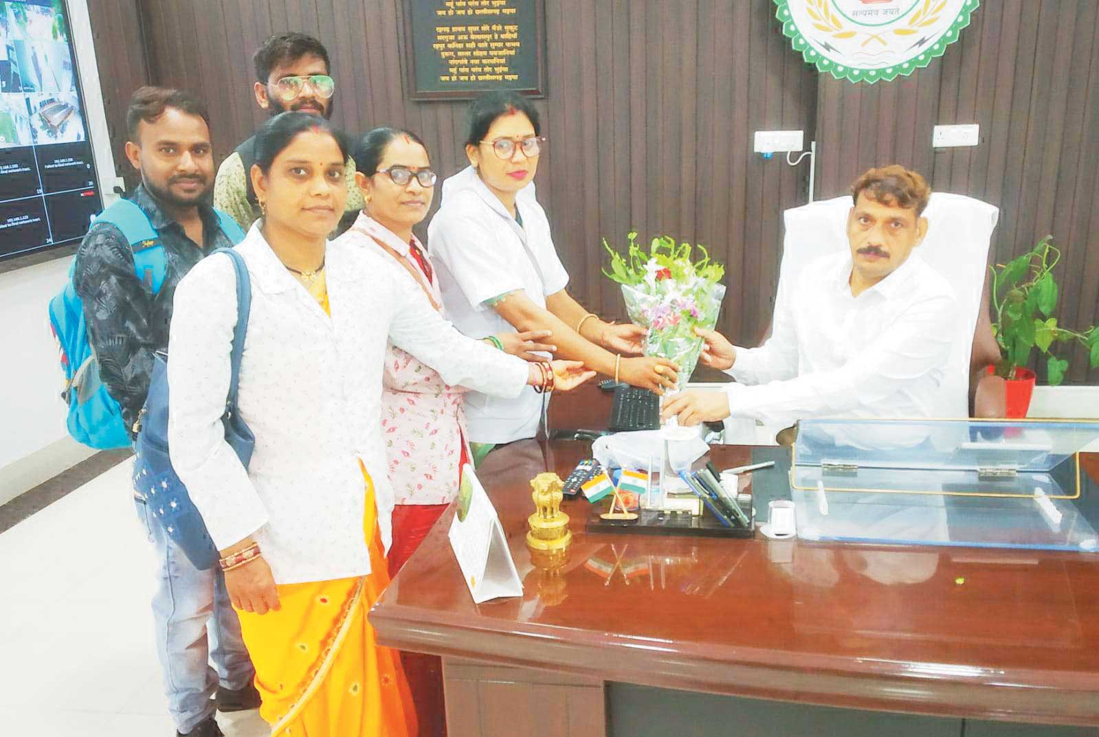 कलेक्टर के प्रयासों से 13 स्वास्थ्य कार्यकर्ता को मिली पुन: नियुक्ति