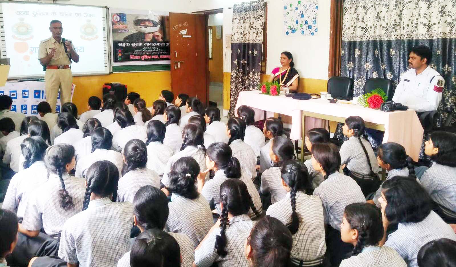 ट्रैफिक डीएसपी ने पढ़ाया यातायात का पाठ ट्रैफिक डीएसपी ने पढ़ाया यातायात का पाठ