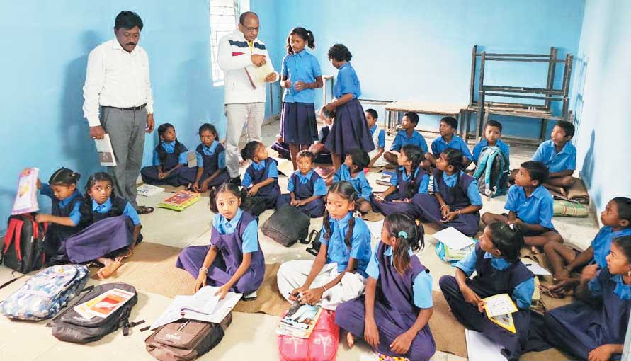 डीईओ का भोपालपटनम ब्लॉक में दौरा, 13 स्कूलों मेें दबिश, 5 स्कूलों में मिले ताले, 34 शिक्षक गैरहाजिर डीईओ का भोपालपटनम ब्लॉक में दौरा, 13 स्कूलों मेें दबिश, 5 स्कूलों में मिले ताले, 34 शिक्षक गैरहाजिर