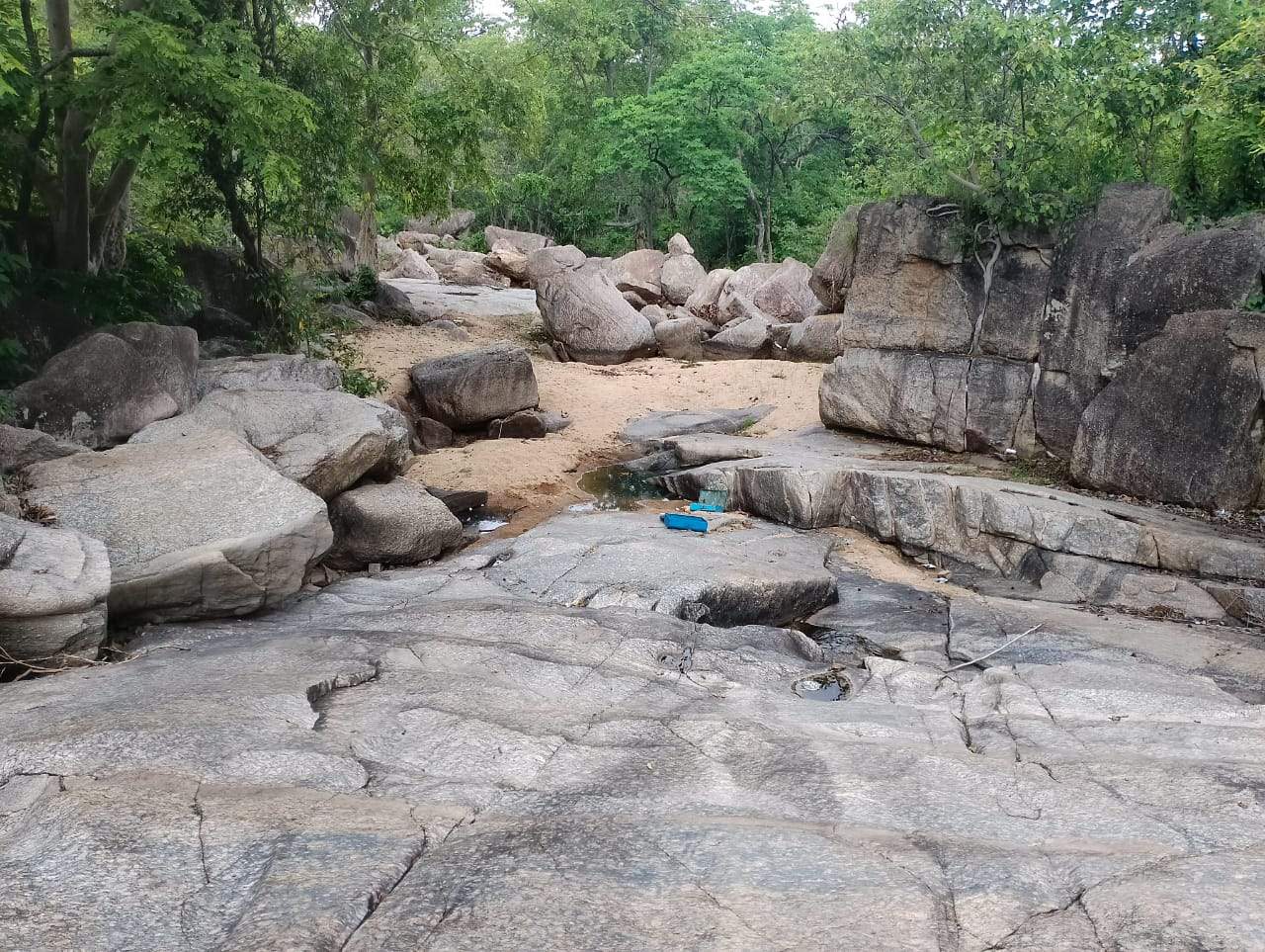 बारिश की बेरुखी, सूखा पड़ा है अंवराझरिया जलप्रपात, कभी सैलानियों से रहता था गुलजार