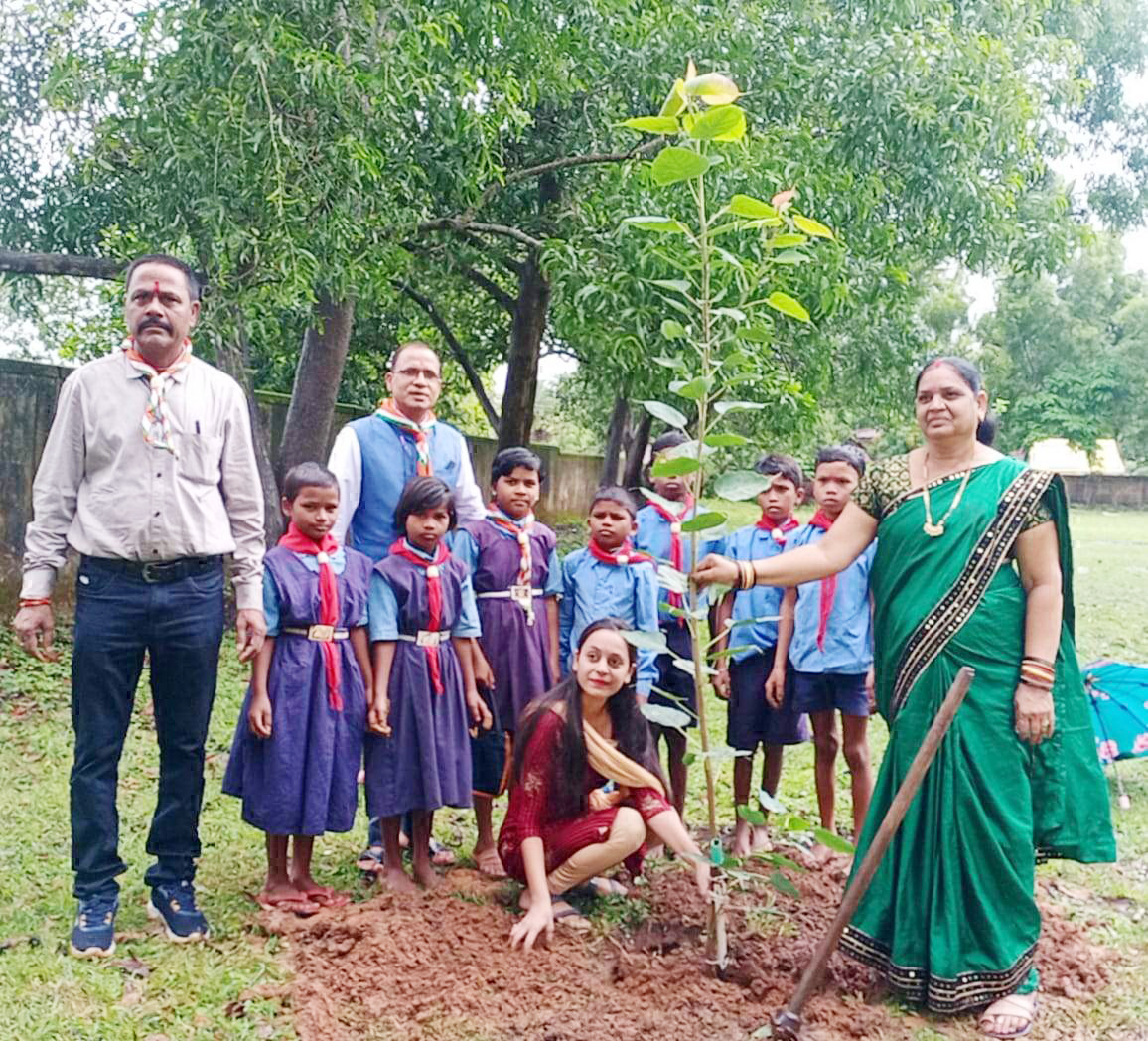 जन्मदिन पर पीपल पौधे रोपकर पर्यावरण संरक्षण का दिया संदेश जन्मदिन पर पीपल पौधे रोपकर पर्यावरण संरक्षण का दिया संदेश