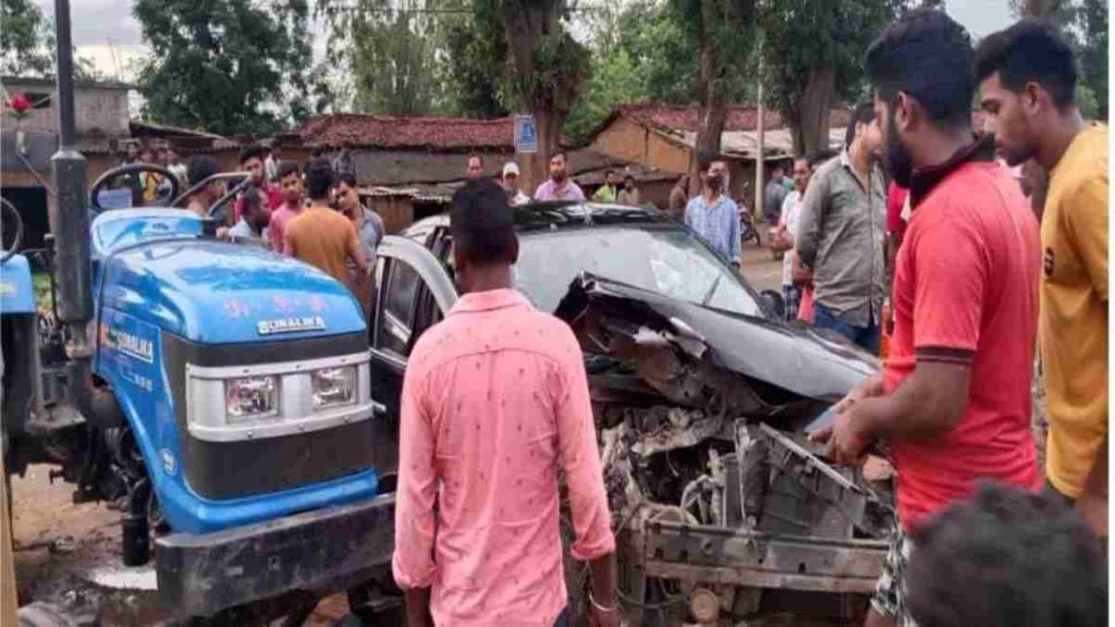 कार-ट्रैक्टर में भिड़ंत, कार के उड़े परखच्चे, दो लोग बाल-बाल बचे