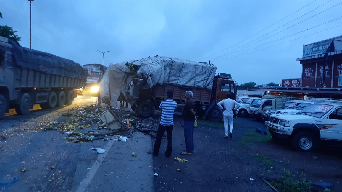 लग्जरी बस ने खड़ी मेटाडोर को ठोका, एक घायल लग्जरी बस ने खड़ी मेटाडोर को ठोका, एक घायल