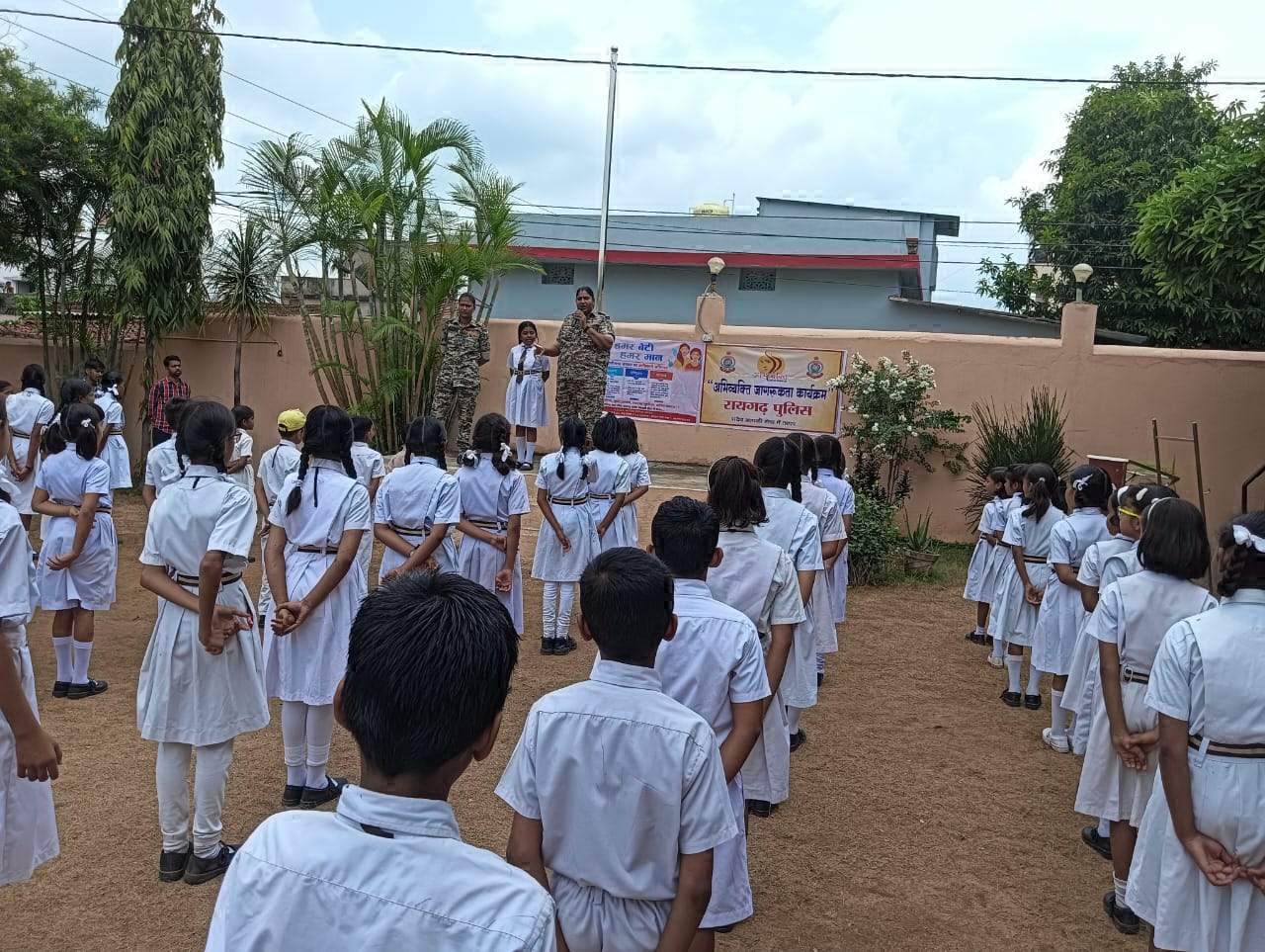 गंगा आदर्श विद्यालय के छात्रों को दिए सुरक्षा के टिप्स गंगा आदर्श विद्यालय के छात्रों को दिए सुरक्षा के टिप्स